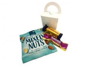 Mit Schokolade und Nüssen gefüllte Pflegepakete