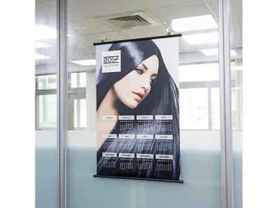 Plakat auf h&auml;ngenden Schienen