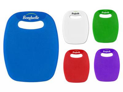 小さなプラスチック製のまな板またはサービングボード