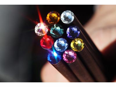 Schwarze Bleistifte aus Holz mit Swarovski-Kristallen