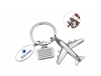 Schlüsselanhänger aus Metall in Flugzeugform mit zusätzlichen Anhängern